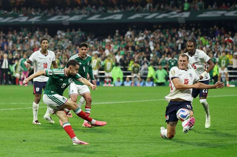 Dan Burn evita chute de um rival mexicano &ndash;