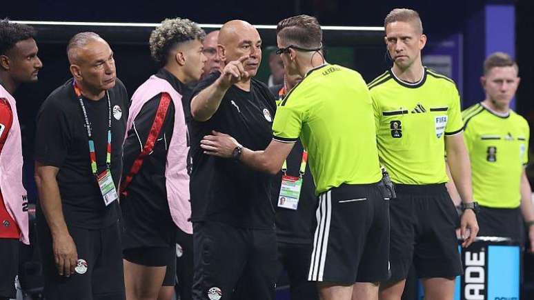 O técnico do Egito, Hossam Hassan, recebeu cartão amarelo por reclamar após o gol da vitória da Argentina