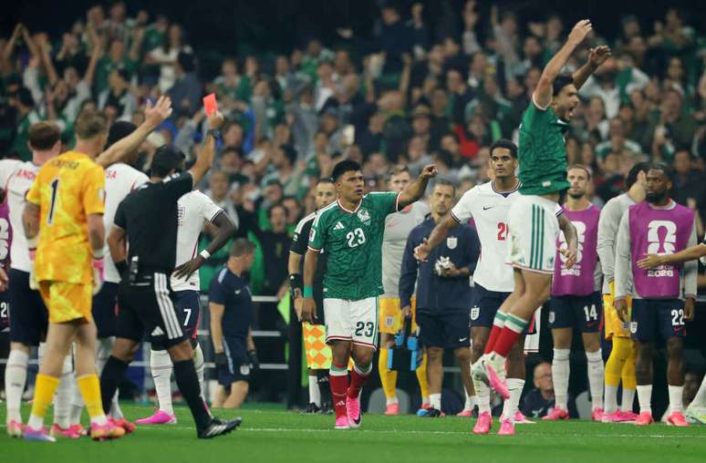 Defensor da Inglaterra &eacute; suspenso por dois jogos &ndash;