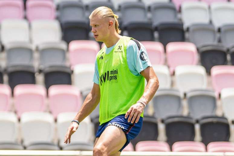Haaland durante treinamento com a sele&ccedil;&atilde;o norueguesa &ndash;