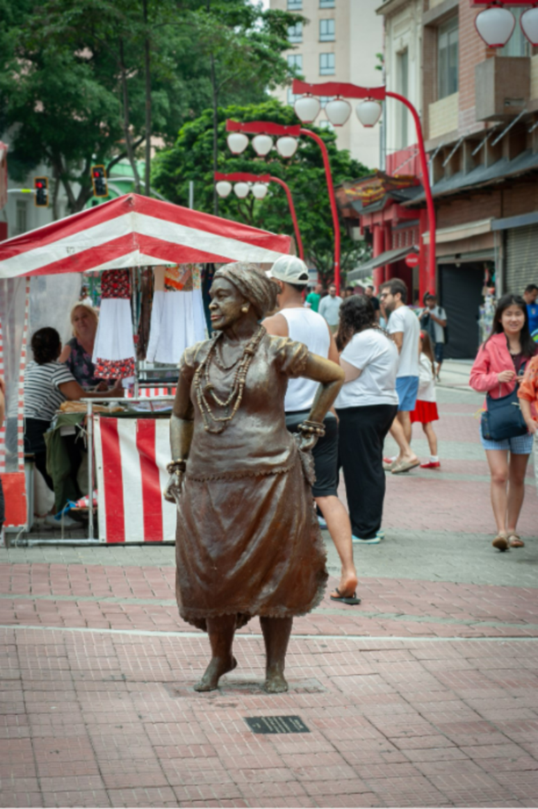 Escultura que representa Madrinha Eunice, de autoria de L&iacute;dia Lisboa, implantada na Pra&ccedil;a da Liberdade em 2022.