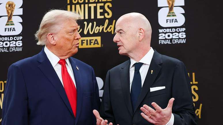 O presidente dos Estados Unidos, Donald Trump, junto ao presidente da Fifa, Gianni Infantino, durante o sorteio da Copa do Mundo em dezembro