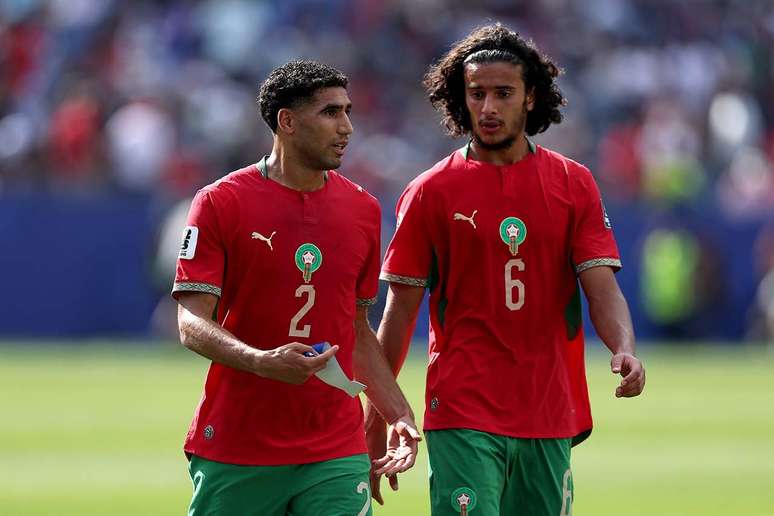 Hakimi e Bouaddi conversam durante a partida contra a Fran&ccedil;a nas quartas de final da Copa do Mundo &ndash;