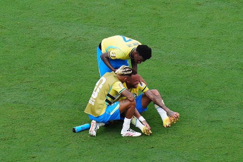 Neymar chora no campo ap&oacute;s elimina&ccedil;&atilde;o da Sele&ccedil;&atilde;o brasileira na Copa do Mundo 2026