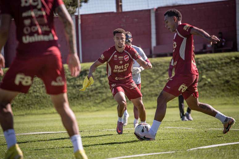 Vit&oacute;ria fora de casa manter&aacute; o Vila Nova perto da lideran&ccedil;a do Brasileir&atilde;o da S&eacute;rie B &ndash;