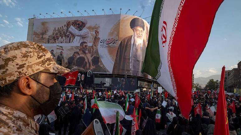 O funeral do falecido l&iacute;der supremo do Ir&atilde;, Ali Khamenei, foi realizado esta semana, ap&oacute;s sua morte em um ataque a&eacute;reo durante a ofensiva conjunta dos EUA e de Israel fevereiro