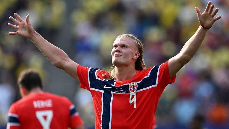 Erling Haaland comemorando seu segundo gol sobre o Brasil na partida que classificou a Noruega para as quartas de final