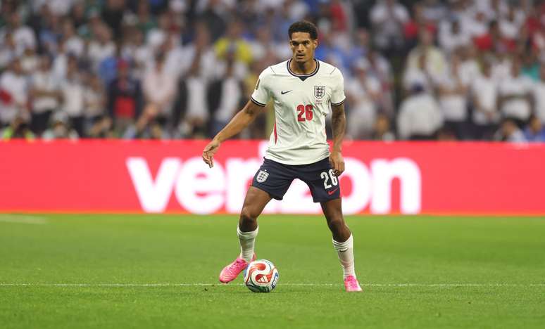 Quansah durante jogo de Inglaterra x M&eacute;xico 