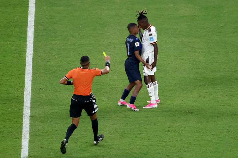 De la Cruz discute com jogador da Espanha em elimina&ccedil;&atilde;o do Uruguai &ndash;