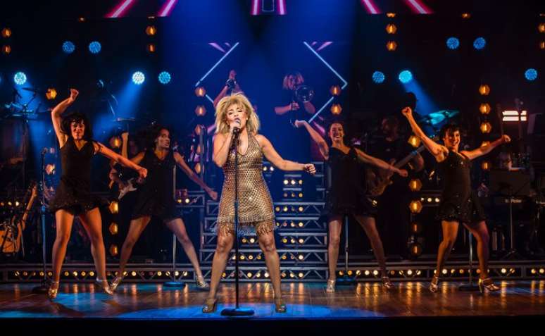 A atriz e cantora Analu Pimenta caracterizada como Tina Turner no musical em cartaz em S&atilde;o Paulo.