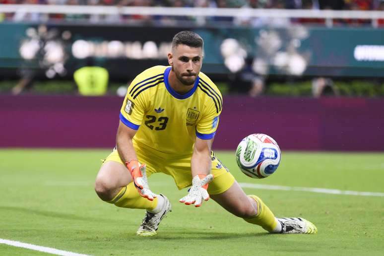 Unai Sim&oacute;n, goleiro da Espanha, durante partida contra o Uruguai, pela terceira rodada do grupo H da Copa do Mundo &ndash; 