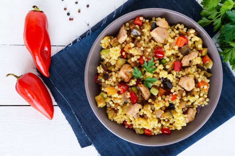 Salada morna de cuscuz marroquino com frango 