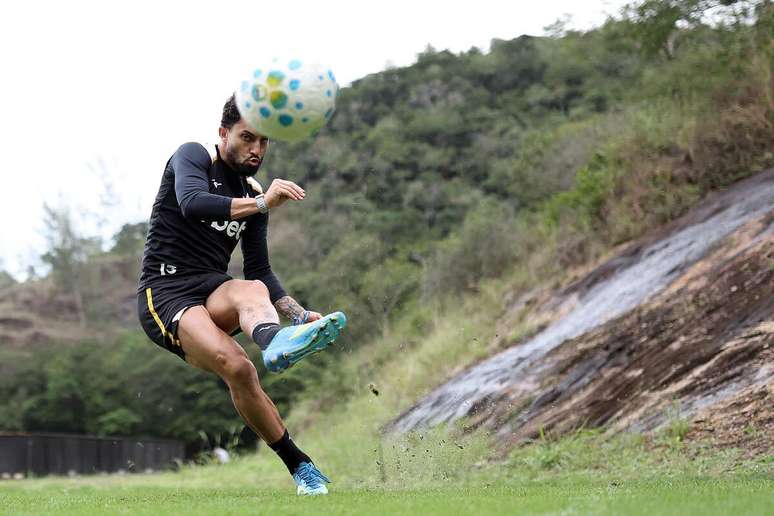 Alex Telles em treino do Botafogo &ndash;