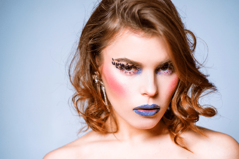 Na maquiagem glam rock, o blush ganha for&ccedil;a para acompanhar olhos dram&aacute;ticos e trazer ainda mais personalidade ao visual 