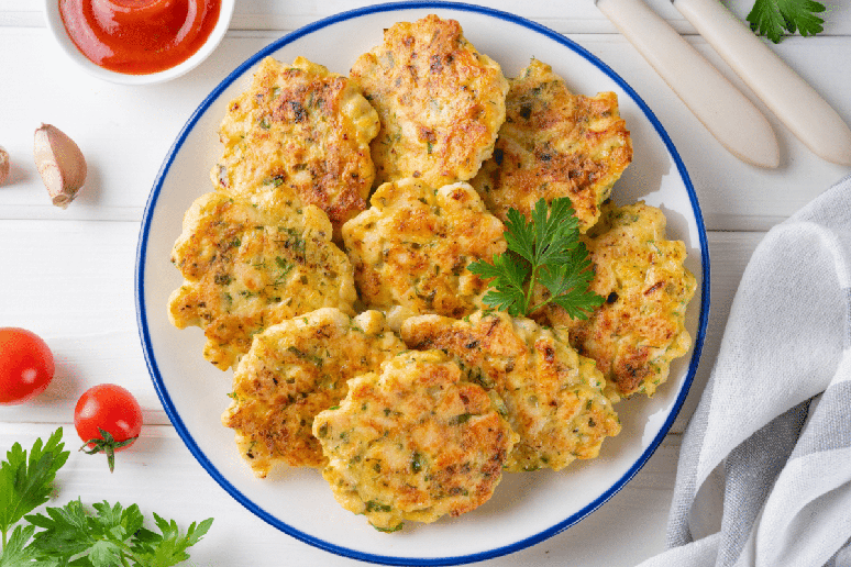 Bolinhos de frango e gr&atilde;o-de-bico 