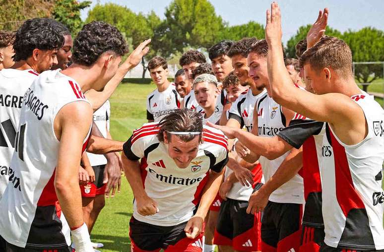 Kaminski, novo refor&ccedil;o do Benfica, &eacute; &ldquo;batizado&rdquo; pelos colegas em treino &ndash;
