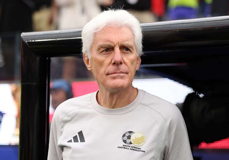 &Aacute;frica do Sul anuncia sa&iacute;da de Hugo Broos e j&aacute; busca novo treinador &ndash;