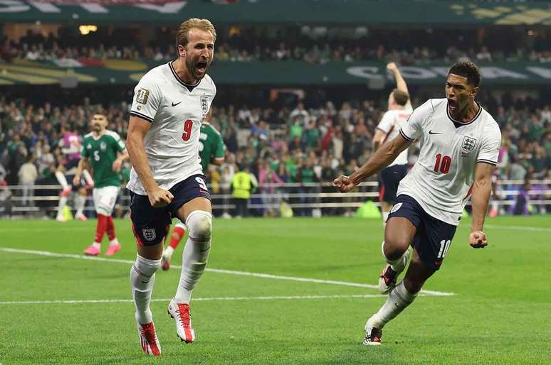 Harry Kane e Jude Bellingham commemoram o terceiro gol ingl&ecirc;s, que garantiu a classifica&ccedil;&atilde;o &agrave;s quartas de final da Copa &ndash;