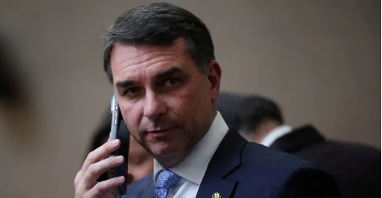O senador Fl&aacute;vio Bolsonaro (PL-RJ) admitiu que pediu dinheiro a Daniel Vorcaro para financiar filme sobre seu pai, mas disse que rela&ccedil;&atilde;o foi profissional e negou troca de favores com o banqueiro