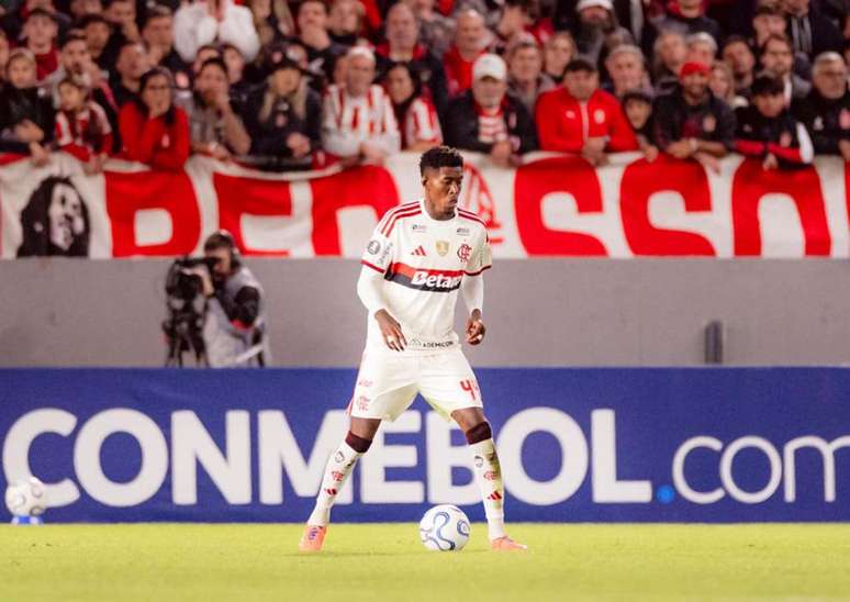Venda do zagueiro Vit&atilde;o para o Flamengo ajudou clube a quitar d&iacute;vida por Thiago Maia &ndash;