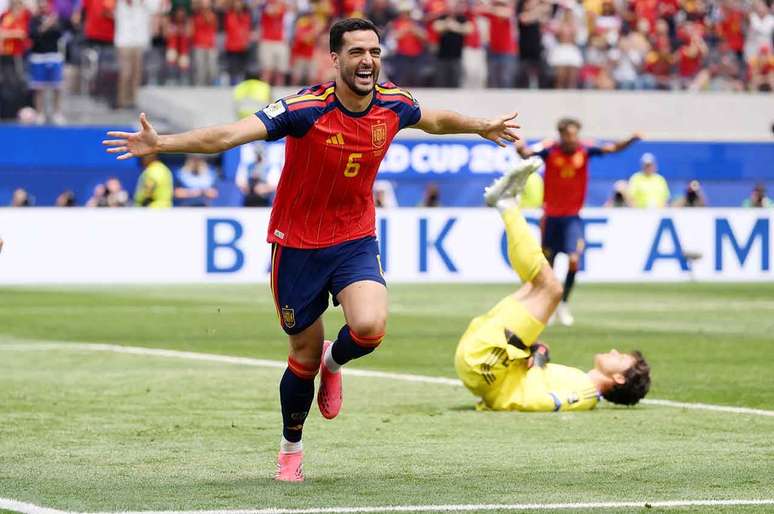 Mikel Merino celebra gol marcado diante da B&eacute;lgica &ndash;