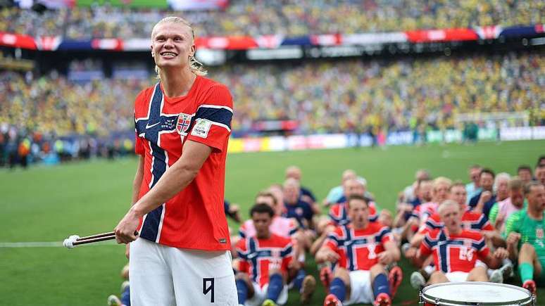 Haaland comandou seus companheiros de sele&ccedil;&atilde;o na remada viking ap&oacute;s a vit&oacute;ria contra o Brasil nas oitavas de final, quando marcou dois gols