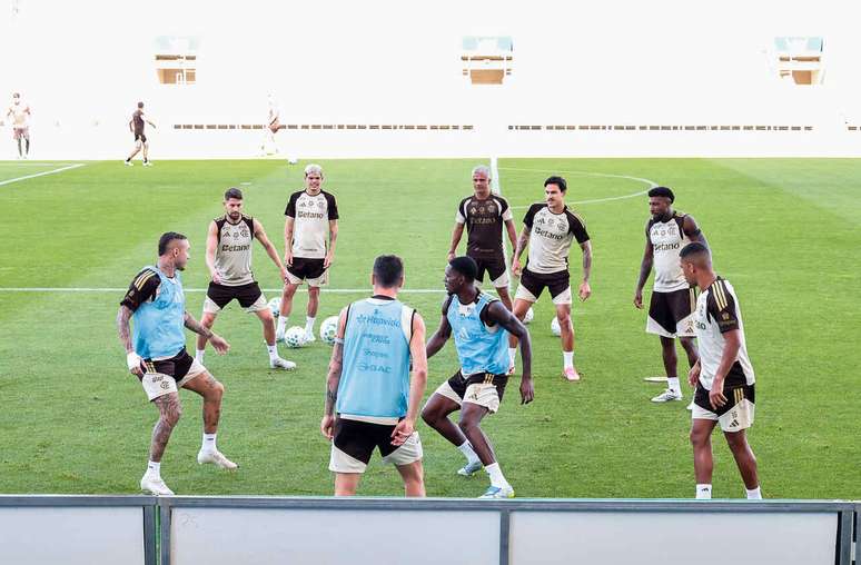 Flamengo treinando no campo do est&aacute;dio do Algarve nesta sexta &ndash;