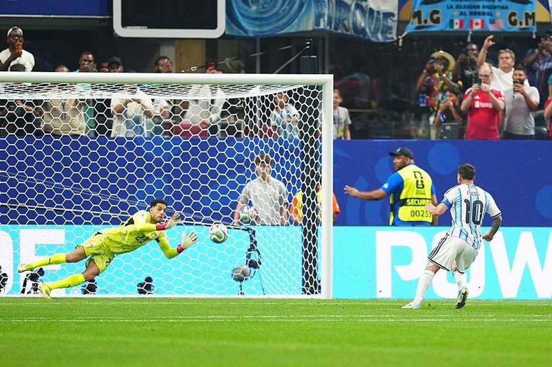 Maior artilheiro da hist&oacute;ria das Copas, Messi perdeu p&ecirc;nalti contra o Egito ap&oacute;s usar a t&eacute;cnica da 'paradinha'