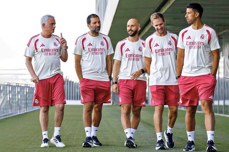 Jos&eacute; Mourinho durante treinamento do Real Madrid &ndash;