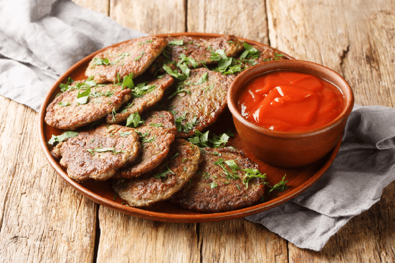 Panquecas de f&iacute;gado com molho de tomate&nbsp;
