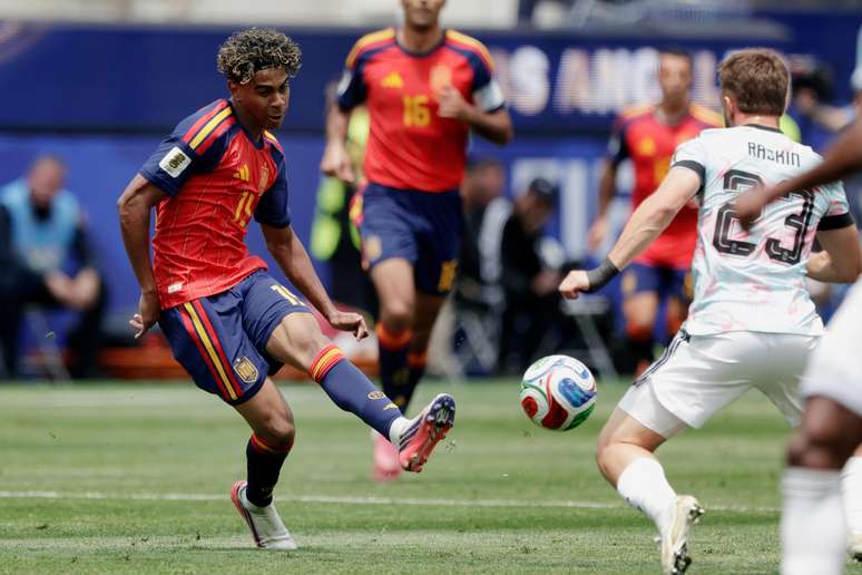 Yamal, da Espanha, em campo contra a B&eacute;lgica pelas quartas de final da Copa do Mundo