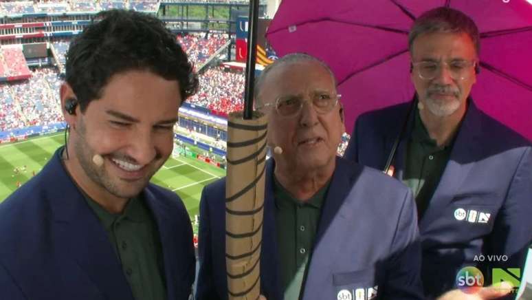  Pouco depois, Galv&atilde;o, Pato e o comentarista Mauro Beting apareceram na transmiss&atilde;o usando guarda-chuvas para amenizar o calor
