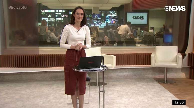 A jornalista na &eacute;poca em que comandava um telejornal di&aacute;rio ao vivo no canal de not&iacute;cias da Globo