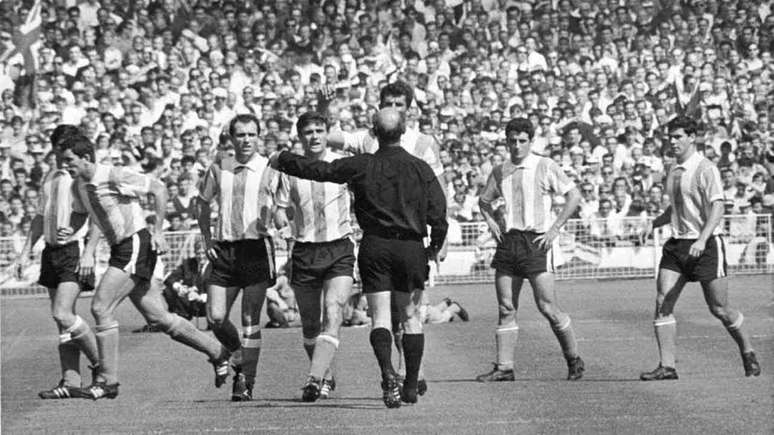 Ratt&iacute;n (encoberto pelo &aacute;rbitro) na pol&ecirc;mica expuls&atilde;o na Copa do Mundo de 1966 &ndash;