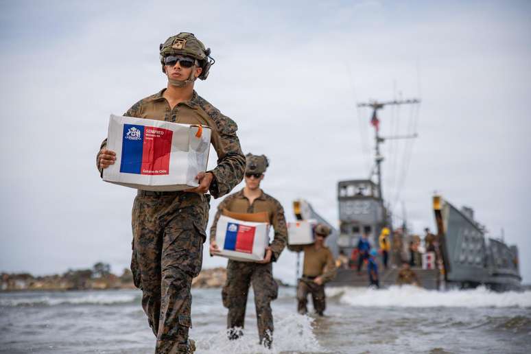 Soldados americanos descarregam ajuda humanit&aacute;ria de um ve&iacute;culo anf&iacute;bio em La Guaira