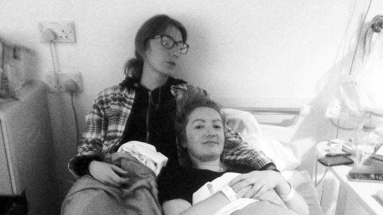 Lowri Denman no hospital com sua irm&atilde;, aguardando resultados de exames, em setembro de 2015