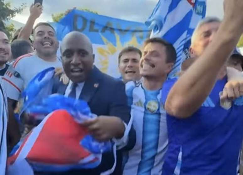 Quinton Lucas, prefeito de Kansas City, fazendo a festa com torcedores argentinos &ndash; Reprodu&ccedil;&atilde;o de v&iacute;deo