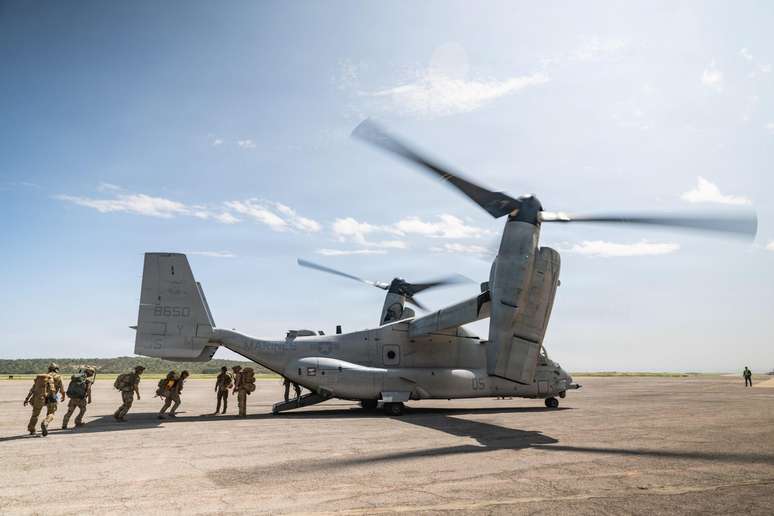 As for&ccedil;as americanas enviaram avi&otilde;es de carga C-17, helic&oacute;pteros CH-47 Chinook, navios de guerra e aeronaves MV-22 Osprey, como a da foto, para a Venezuela