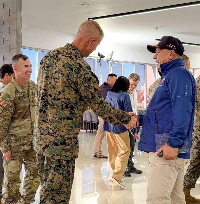 A imagem de Cabello sorrindo ao lado do chefe do Comando Sul gerou pol&ecirc;mica entre os venezuelanos