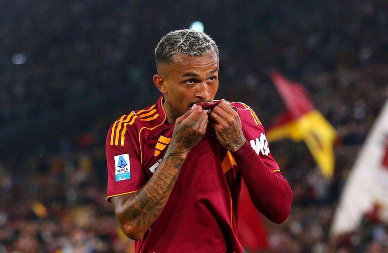 Wesley, do Roma, que foi cortado da Copa devido a uma les&atilde;o, tem vaga certa na lateral direita do Brasil