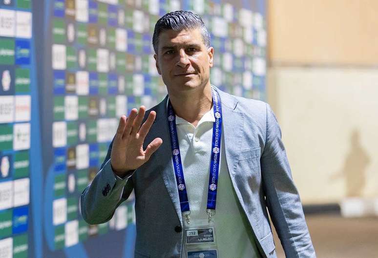Pedro Emanuel, novo t&eacute;cnico do Vasco, ter&aacute; Paulinho como refor&ccedil;o &ndash;