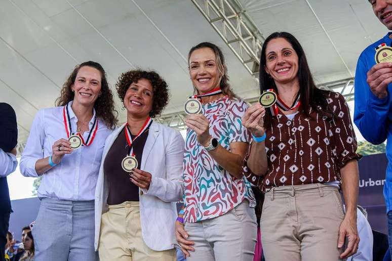 Atletas na cerim&ocirc;nia: Fabiana, Rosemar, Adriana e Tha&iacute;ssa (Foto: Matias Santana/CBAt)
