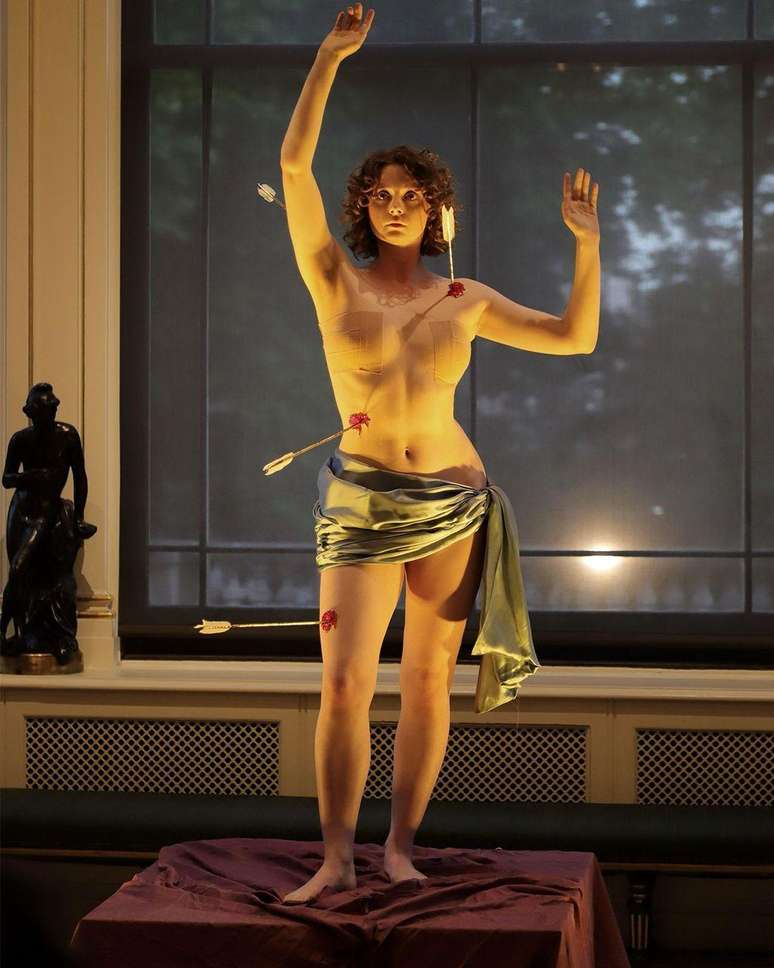 Em 2025, Holly James Johnston prestou homenagem a S&atilde;o Sebasti&atilde;o com uma performance de escultura viva na Wallace Collection, em Londres