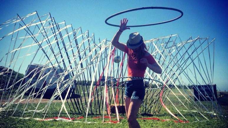 Lowri Denman em um festival no Pa&iacute;s de Gales no ver&atilde;o de 2015, um ano antes de passar seis semanas em um hospital neuropsiqui&aacute;trico