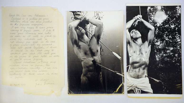 O escritor japon&ecirc;s Yukio Mishima posou para uma c&eacute;lebre s&eacute;rie de fotografias em que aparece como S&atilde;o Sebasti&atilde;o