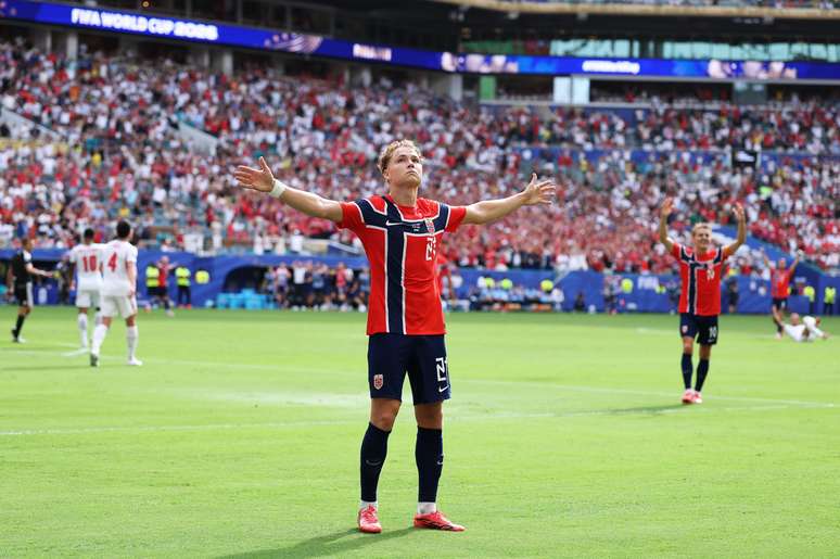 Andreas Schjelderup na comemora&ccedil;&atilde;o do primeiro gol da Noruega contra a Inglaterra
