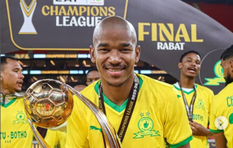 Jayden Adams foi campe&atilde;o na Liga dos Campe&otilde;es Africana na temporada de 2025/2026 pelo Mamelodi Sundowns