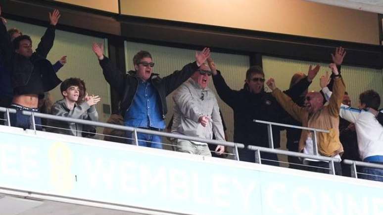 Noel (&agrave; esquerda, ao centro) e Liam Gallagher celebraram a vit&oacute;ria do Manchester City na final da Copa da Inglaterra, no Est&aacute;dio de Wembley, em maio
