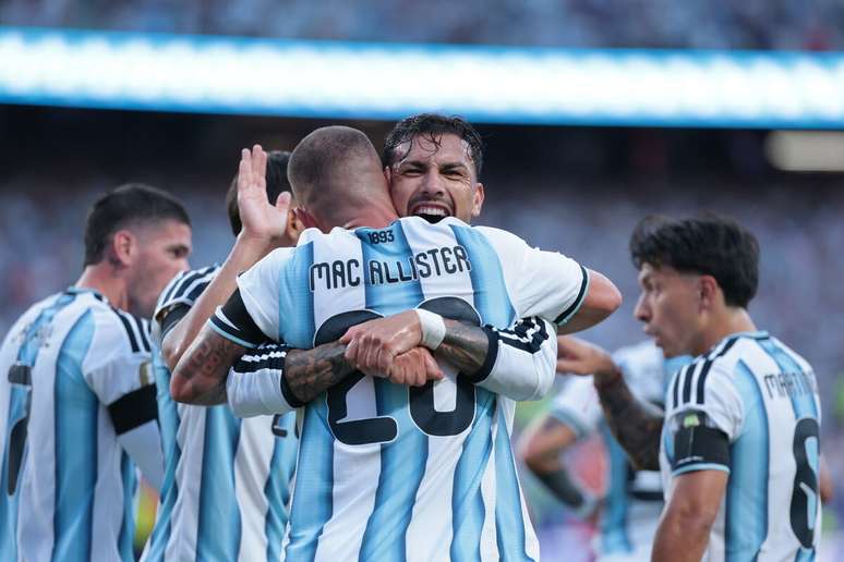 Mac Allister desviou de cabe&ccedil;a escanteio cobrado por Messi e abriu o placar para a Argentina &ndash;