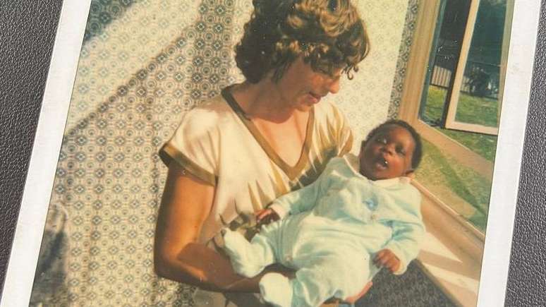 Com tr&ecirc;s meses de idade, seus pais o entregaram a uma fam&iacute;lia adotiva na Inglaterra